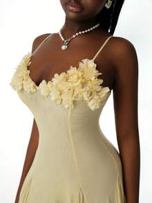 Amplova 2026新款3D立体花卉抹胸不对称下摆吊带连衣裙（女款） - 鵝黃色 - 查看 7