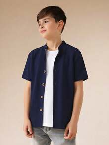 男童纯色木纹单排扣短袖休闲衬衫，质感面料，舒适时尚，适合日常穿着、上学、旅行、海滩、派对等多种场合。 - 寶藍色 - 查看 5