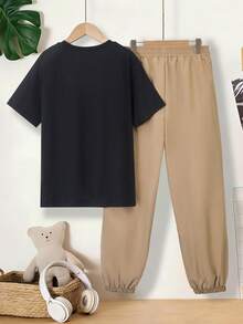 SHEIN Vacaura 2件套男童印花黑色短袖T恤+米色工装裤休闲套装，春夏款 - 卡其色 - 查看 2