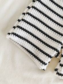 SHEIN Vintaside Kids Bộ 2 món đồ cho bé trai, gồm áo polo cổ bẻ phối sọc tương phản, kiểu dáng retro, thích hợp cho các hoạt động ngoài trời, mặc thường ngày, thể thao, tiệc tùng, giúp bé thể hiện sự năng động và cá tính. - Đen và trắng - Xem 6