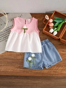 SHEIN 这款甜美可爱的女童粉白撞色背心套装，包含一件上衣和一条短裤。背心采用柔软的针织面料，粉白撞色设计，胸前饰有3D立体花朵，俏皮吸睛。宽松的娃娃衫款式搭配柔软水洗面料的短裤，短裤上也饰有同款花朵贴花，打造舒适自在的造型。适合春夏日常外出、公园玩耍和社区散步。 - 粉色 - 查看 4