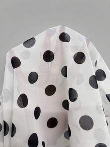 Franclia 女士黑白波点中长裙，早春新款法式雪纺低腰波点中长裙。饰有独特的金色金属扣，配有缎带腰带，以及修身A字层叠裙摆。这款法式复古黑白波点裙，适合日常穿着、约会和通勤——百搭单品。 - 黑與白 - 查看 5