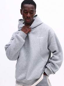 Áo hoodie nam SUMWON màu xám nhạt pha trộn, kiểu dáng chui đầu, có logo chữ viết tay, mũ trùm đầu có dây rút, túi giữa, tay dài, chất liệu trơn. - Xám - Xem 5