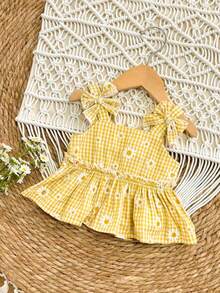 SHEIN Baby Girl Vacation Casual Yellow Plaid Floral Bow Decor Camisole And Pants Set Baby Girl Two Pieces Set Cute Baby Girl Outfit Vintage Style Baby Outfit Baby Girls Daisy Outfit Yellow Baby Girl Outfit, Kids - Yellow - View 3