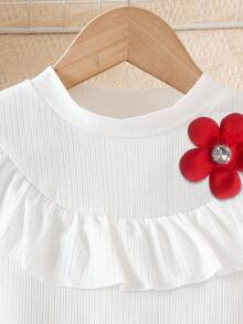 SHEIN Elladie kids 两件套女童休闲新款T恤套装，女童两件套，白色荷叶边领罗纹上衣配红色花朵胸针+红色珍珠装饰短裙套装，幼儿儿童优雅短袖上衣和高腰开衩短裙，适合派对、生日、休闲场合。女童衬衫，女童裙装，女童春季服装，女童套装，3-4岁女童每日穿搭，夏季服装……柔软连衣裙，魅力连衣裙，时尚正式连衣裙，基础款，度假风，派对装扮 - 彩色 - 查看 11