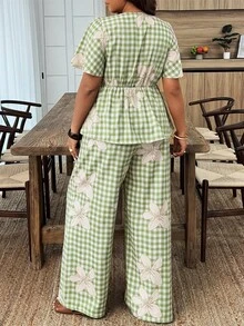 Weeklong 大码女式格子印花V领荷叶袖系带衬衫和阔腿裤两件套，适合春夏度假穿着 - 綠色 - 查看 2