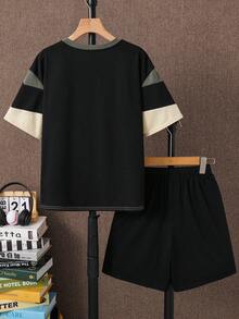 SHEIN 两件套男童休闲撞色圆领短袖T恤短裤套装，适合通勤、上学、日常穿着、运动、春夏穿着。 - 彩色 - 查看 4