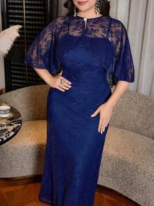 Modelyn Châle en dentelle bleu marine avec décoration de boutons de perle + Robe en dentelle à bretelles fines, Ensemble élégant et luxueux de 2 pièces - bleu indigo - Voir 3