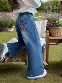 Pantalones vaqueros de pierna ancha de estilo coreano de moda versátil para niñas, cintura alta con bordado de corazón, cómodo algodón premium, uso diario básico para la escuela y vacaciones, pantalones vaqueros de pierna ancha para niñas con corazones y mariposas, pantalones vaqueros de campana, pantalones holgados para niñas - Azul lavado medio - Ver 1