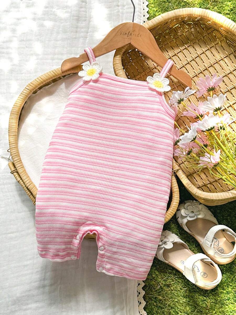 SHEIN Vintaside Kids 1件女婴彩虹条纹针织花卉3D网纱连体衣，舒适柔软休闲百搭，适合假日日常穿着，亮丽可爱的粉紫色夏季新品 - 粉色 - 查看 1