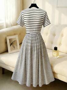 Franclia 春夏新款复古条纹超弹力V领扭腰修身连衣裙，设计感十足，复古休闲风格，适合日常、通勤、度假、派对等各种场合。 - 黑與白 - 查看 2