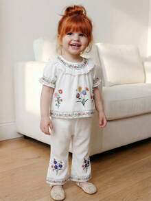 SHEIN Conjunto de top con mangas abullonadas y volantes con estampado floral y pantalones acampanados para bebé niña - Blanco - Ver 10