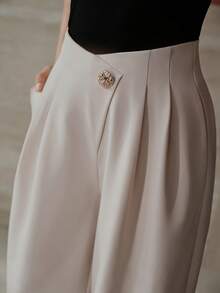 MOTF PREMIUM Pantalones con bolsillos plisados en diagonal - Beis - Ver 7