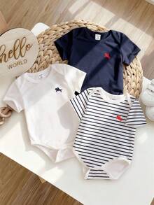 SHEIN 3件套时尚基础款短袖连体衣，适合男婴、婴幼儿日常休闲穿着，Polo小马印花圆领柔软针织面料，藏青色、白色、藏青色和白色条纹三件套连体衣，儿童服装，婴幼儿服装，婴幼儿连体衣，男婴连体衣，休闲简约，印花连体衣，适合春夏穿着，尺码3个月至24个月 - 彩色 - 查看 2