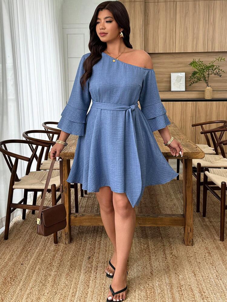 Weeklong Vestido Azul Assimétrico com Babados no Ombro e Mangas em Linha A, Uso Casual Diário em Plus Size - Azul Empoeirado - Visão 3
