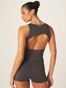 Missguided x Playboy 这款无袖运动背心饰有Logo，采用露背镂空设计和工字背剪裁，适合夏季积极健身生活方式。 - 深灰色 - 查看 2