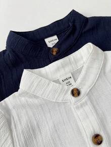 2 chiếc áo sơ mi cổ tàu cho bé trai, chất liệu vải dệt họa tiết, cài cúc phía trước, có túi ngực và logo chữ cái, thích hợp cho mùa xuân/hè, size 6 tháng-3 tuổi. - Nhiều màu - Xem 4