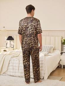 SHEIN Leopard Print Faux Silk Men's Pajama Set - Multicolor - View 4