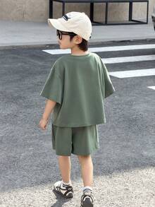 SHEIN Little Byeori 两件套儿童男童休闲舒适压花图案宽松圆领短袖T恤和短裤运动套装，适合春夏季节、郊游、情人节、约会、旅行、度假、家庭聚会、返校、婚礼、晚宴、运动、生日派对等场合。 - 綠色 - 查看 2