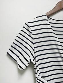 Franclia 春夏新款复古条纹超弹力V领扭腰修身连衣裙，设计感十足，复古休闲风格，适合日常、通勤、度假、派对等各种场合。 - 黑與白 - 查看 3