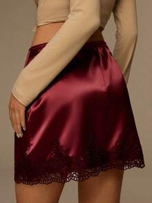 SHEIN Glamour 女士时尚低腰缎面撞色蕾丝性感派对迷你裙 - 酒紅色 - 查看 6