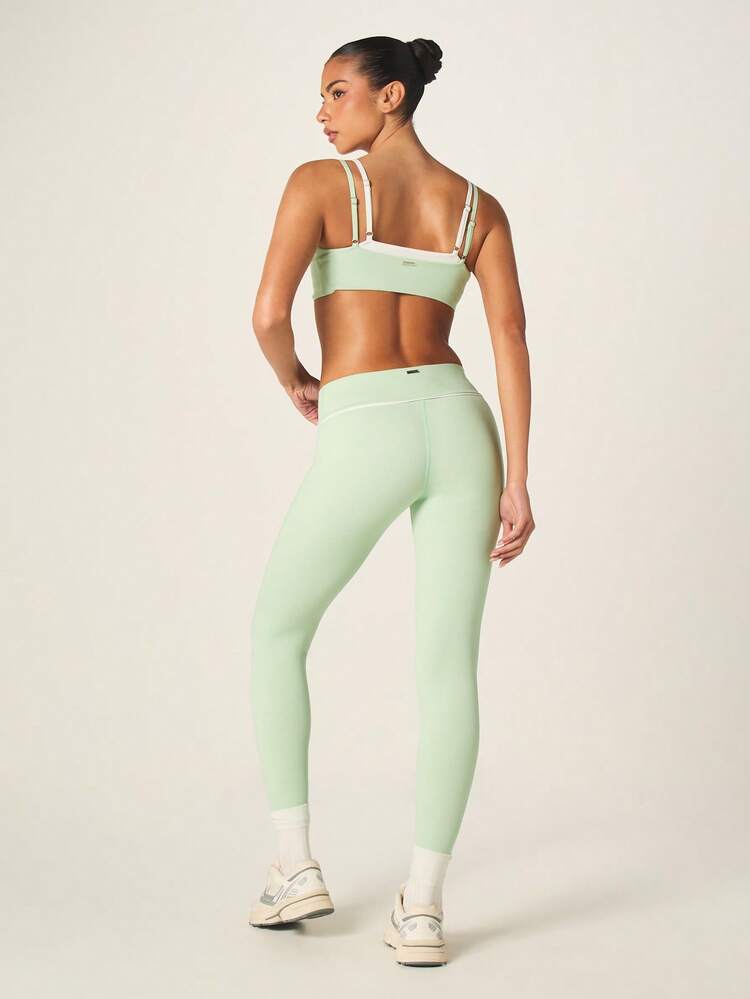 Missguided x Playboy Conjunto deportivo de sujetador deportivo de cuello de escote y mallas de cintura alta en color verde salvia con estampado de logotipo, conjunto a juego de dos piezas