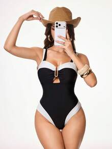 Shapewave 时尚性感塑身泳衣，带可拆卸衬垫罩杯和可调节肩带，黑白撞色系带设计，金色V形装饰，女士连体泳衣，适合春夏穿着。 - 黑與白 - 查看 3