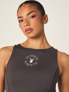 Missguided x Playboy 这款无袖运动背心饰有Logo，采用露背镂空设计和工字背剪裁，适合夏季积极健身生活方式。 - 深灰色 - 查看 3