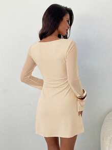 Aloruh 女士优雅方领褶皱喇叭袖修身A字迷你连衣裙，纹理面料 - 杏色 - 查看 2