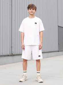 SHEIN 2件套青少年男童休闲短袖T恤短裤套装，街头朋克摇滚风，适合日常穿着、派对、音乐节等场合，春夏皆宜，白色英伦风纹理面料 - 白色 - 查看 6
