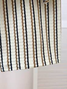 SHEIN Mirajuku 这款三件套男童针织竖条纹短袖衬衫搭配休闲短裤，采用混纺面料，亲肤透气。衬衫采用多色竖条纹设计，配有小翻领和短袖；短裤采用松紧腰带。休闲度假风，适合日常穿着、幼儿园、海滩旅行等场合。可整套穿着，也可分开搭配，打造阳光活力的儿童造型，是时尚的返校套装。 - 杏色 - 查看 6