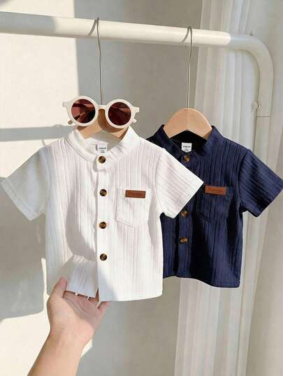 2件装男婴立领纹理面料纽扣衬衫，带胸袋和字母贴片，适合春夏穿着，6个月-3岁