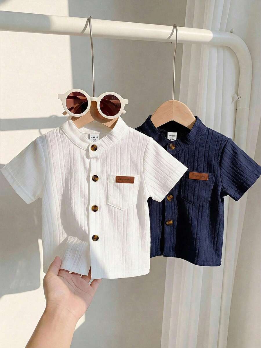 2 chiếc áo sơ mi cổ tàu cho bé trai, chất liệu vải dệt họa tiết, cài cúc phía trước, có túi ngực và logo chữ cái, thích hợp cho mùa xuân/hè, size 6 tháng-3 tuổi. - Nhiều màu - Xem 1