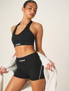 Missguided x Playboy Quần short đạp xe cạp cao với chi tiết sọc trắng bên hông và logo thương hiệu, thích hợp cho hoạt động thể thao. - Đen và trắng - Xem 3