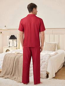 SHEIN Conjunto de pijama de pantalón y camisa de manga corta con estampado de rayas para hombre - Burdeos - Ver 5