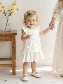 SHEIN 女婴夏季短袖连衣裙，荷叶边领口增添柔美可爱气息，裙身饰有3D立体花朵，轻盈优雅，整体干净柔和，适合作为甜美小礼服出席派对或外出活动。 - 杏色 - 查看 3