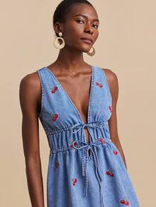 Travachic 女士性感无袖V领樱桃刺绣系带牛仔连衣裙 - 淺色水洗藍 - 查看 7