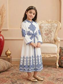 Sparklyn 女童中东瓷领长袖A字连衣裙，配有同色腰带。A字廓形适合各种宝宝体型。腰带可收紧腰身，时尚简约。适合日常出行、休闲穿着、生日派对、节日庆典和其他正式场合，让您的宝贝成为众人瞩目的焦点。妈妈们为宝宝的衣橱搭配的必备时尚单品。 - 彩色 - 查看 6