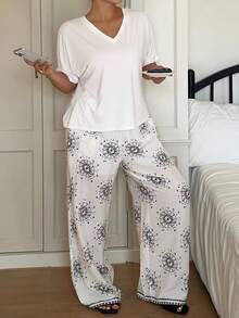 Dazy Plus 大码纯色V领短袖上衣和印花长裤睡衣套装 - 白色 - 查看 9