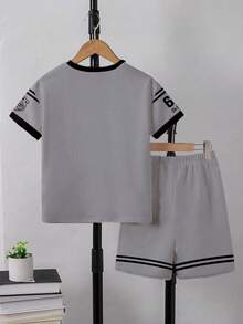 Bộ đồ thường ngày cho bé trai tuổi teen, phong cách sáng tạo, cá tính, tươi mới, tối giản, in hình huy hiệu số 67, ngôi sao năm cánh, sọc đen trắng và khẩu hiệu chữ cái, thoải mái để mặc hàng ngày, kiểu dáng mùa hè ấm áp phù hợp cho các bé trai mùa xuân và hè. - Nhiều màu - Xem 2