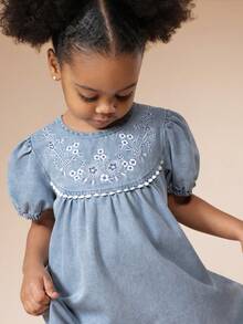 SUMWON Mädchen Chambray Besticktes Blumen Puffärmel Empire Taille Gestufte Midi Kleid mit weißen Randdetails für Lässig und Urlaub - Helle Waschung - Übersicht 5
