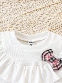SHEIN Elladie kids 两件套女童休闲新款T恤套装，正面可爱粉色格子图案3D蝴蝶结设计，白色罗纹针织荷叶边T恤，搭配粉色格子开衩短裙，适合可爱、俏皮、休闲、舒适的日常穿着，也适合上学、郊游、海滩、派对等场合。春夏两件套儿童套装，格子裙，女童夏季格子裙，幼儿女童可爱复古风蝴蝶结套装，女童服装裙装套装 - 彩色 - 查看 7