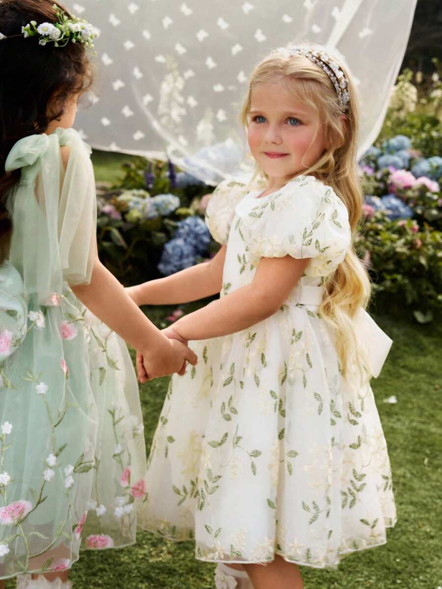 SHEIN Glamorique Kids 女童公主裙,花童,生日派对,晚宴,立体花朵收腰蓬蓬裙,四季皆宜,翻领,网纱泡泡袖优雅派对礼服,华丽连衣裙,复活节,夏季,优雅派对礼服,儿童茶会礼服,女童花园派对礼服,儿童刺绣花朵连衣裙,儿童传家宝连衣裙 - 白色 - 查看 1