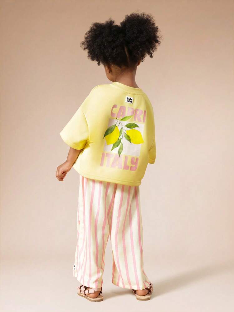 Completo T-shirt oversize con pantaloni a righe