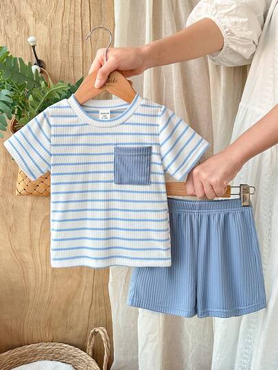 SHEIN Vintaside Kids Bộ đồ 2 món cho bé trai/bé gái: áo thun gân màu tương phản và quần xanh dương, trang phục thường ngày thoải mái, dễ phối đồ, phù hợp cho mọi dịp trong mùa hè.