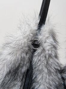 ROMWE Grunge Punk 女士单肩包，流浪包，毛绒包，仿皮草，毛绒，毛绒绒，时尚，个性，百搭，街头风，甜美酷女孩，辣妹，Y2K，朋克，秋冬款（随机图案） - 黑與白 - 查看 5