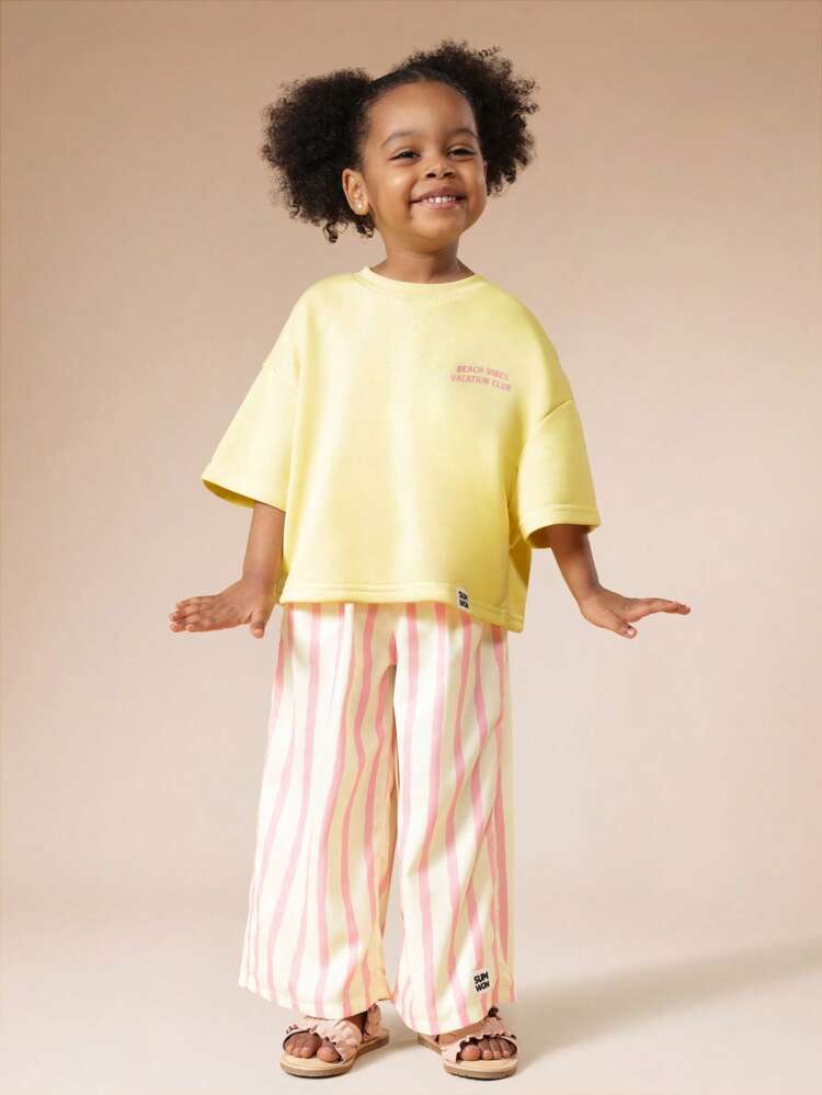 Completo T-shirt oversize con pantaloni a righe