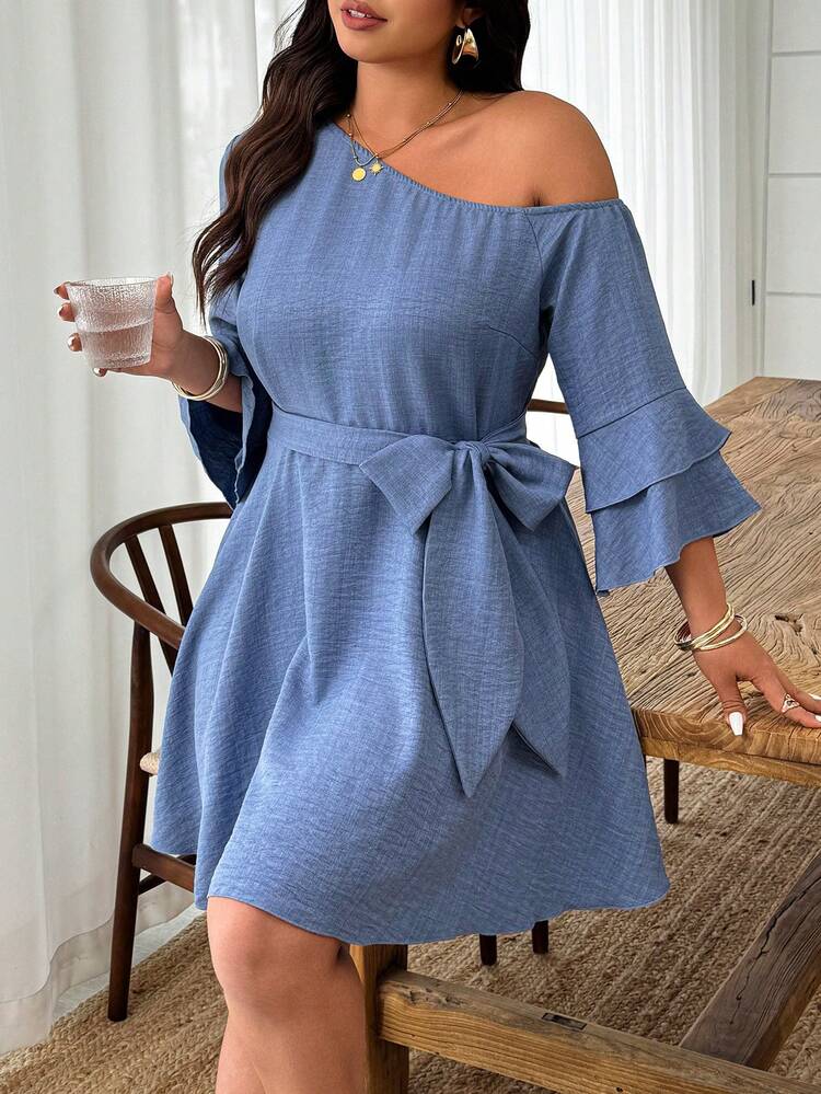 Weeklong Vestido Azul Assimétrico com Babados no Ombro e Mangas em Linha A, Uso Casual Diário em Plus Size - Azul Empoeirado - Visão 1