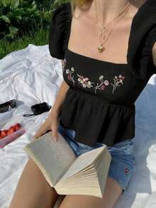 SHEIN MOD 黑色花卉刺绣泡泡袖娃娃衫，适合花园茶会、约会、派对、女士春夏、春假、度假、野餐等场合。黑色泡泡袖衬衫，花卉刺绣，方领，收腰设计，荷叶边下摆，质感面料，轻盈廓形，优雅细节，复古风格，轻盈舒适，柔软垂坠，女性柔美触感，彩色缝线，浪漫气息，精致图案，短袖，波西米亚风情，艺术魅力，宽松版型，适合夏季假期、度假、嘉年华、情人节、女士情人节、夏季、春假等场合。 - 黑色 - 查看 1