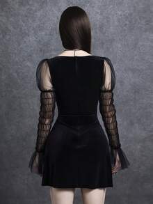 Glisette Vestido Curto Feminino com Decote Quadrado, Manga Longa, Veludo e Renda Franzida em Patchwork - Preto - Visão 2